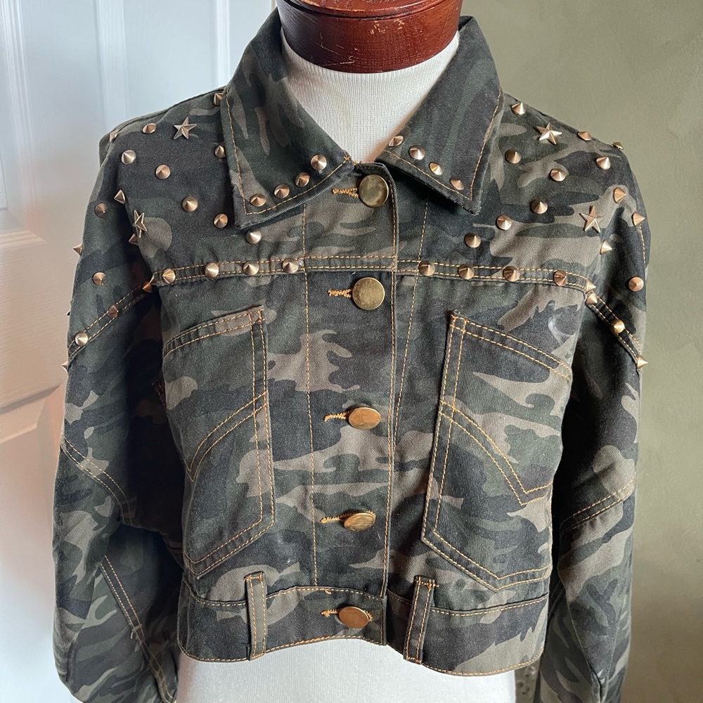 Essue studded cropped camo jacket Size S